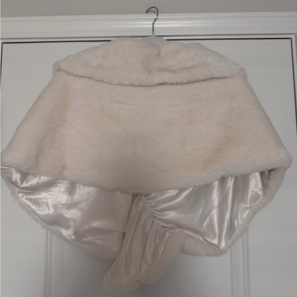 BHLDN Cream Faux Fur Bridal Wrap - Picture 3 of 5